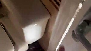 Σπιτικό βίντεο ενός καυλωμένου ζευγαριού που κάνει σεξ σε μια βάρκα