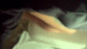 Kotitekoinen video kiimaisesta pariskunnasta, joka harrastaa seksiä veneessä