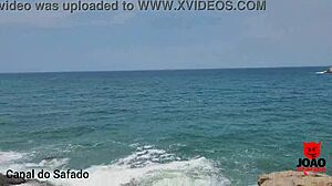 Η Βραζιλιάνα καστανή Holly Bombom γίνεται άτακτη σε μια γυμνή παραλία