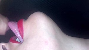 rouge à lèvres rouge et sperme: Gros plan sur une putain de pipe