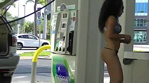 Latina-kona Nikki Brasil frister i miniskjørt og oppskjørt på en bensinstasjon