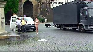 Смотрите, как голая девушка исследует улицы в этом полном фильме
