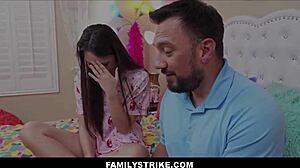 Scenă de sex intens cu tatăl vitreg și fiica vitregă, Liz Jordan și Alana Cruise
