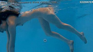 Marfa, la chica rusa, muestra su estrecho culo y coño en la piscina