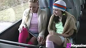 Две стройни момичета се отдават на малко забавление с близане на гащи