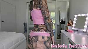 Sexiga gamer-tjejen Melody Radford visar upp sina stora bröst i bikini