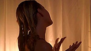 Tania Saulnier ukazuje své nahé tělo a dekolt ve sprše