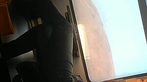Piilotettu kamera tallentaa Israelin MILFs jalka kiusanteko junassa