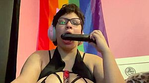 Adolescent gras se confruntă cu un penis mare într-un videoclip POV