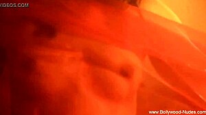 Ruskeaverikkö vatsatanssija kiusoittelee aistillisilla liikkeillään sooloesityksessä