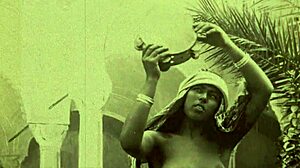 Retro vintage kouření a chlupatá kundička v maurském harému