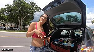 Amatérská brunetka šuká v garáži, aby si nechala opravit auto