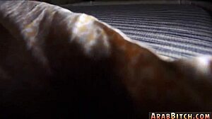 Loira novinha de seios naturais se apresenta na webcam de uniforme