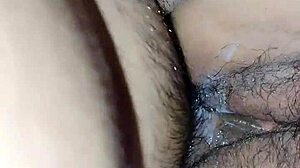 Asiatiske par laver hjemmelavet video med naturlig brystet skønhed, der søger en cumshot i hendes mave