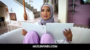 Türbanlı Müslüman Arap bebek Babi Star, arkadaşı Donnie Rock'a Amerikan geleneklerini öğretmek için sabırsızlanıyor