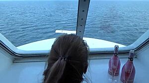 Tânăra suedeză ajunge la orgasm intens din spate pe o navă