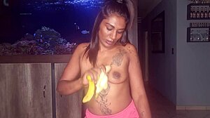 Busty indisk kvinne nyter seg selv ved å kjærtegne brystene sine og utføre oralsex på en banan i en solovideo