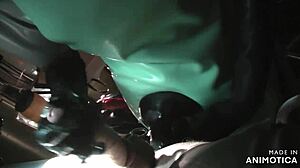 Grijze rubberen verpleegster Agnes geeft een sensuele pijpbeurt en prostaatmassage voordat ze zich bezighoudt met pegging en anale vuistneuken