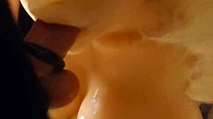 Video POV dari boneka seks berpayudara besar yang mendapatkan kenikmatan oral