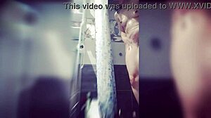 Ragazzo asiatico si dà piacere con un grande dildo sotto la doccia