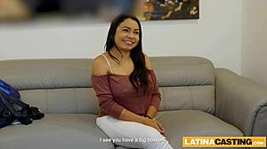 Mollige kolumbianische Frau gibt ihrem Chef orale und vaginale Freude