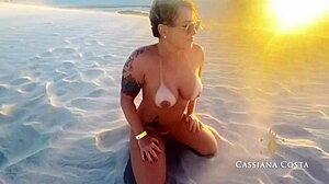 Cassiana viene sedotta da un personal trainer sulla spiaggia e gode di un caldo trio