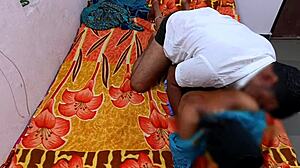 Indijski amaterski pari se strastno srečajo v spalnici v HD