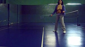 Amatørkvinder afslører deres aktiver, mens de spiller badminton i et forsamlingshus