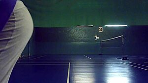 Amatørkvinder afslører deres aktiver, mens de spiller badminton i et forsamlingshus