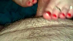 Moglie fetish dei piedi fa un sensuale footjob