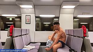 Atletisk mann viser frem eiendelene sine på en togtur