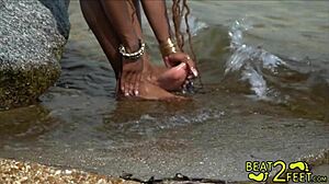 Jovem e kinky adolescente fica com os pés molhados na praia