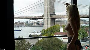 Bionda amatoriale svela il suo primo servizio fotografico nudo