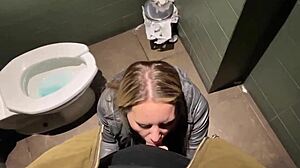 Une blonde profite d'une grosse bite lors d'un rendez-vous secret dans la salle de bain