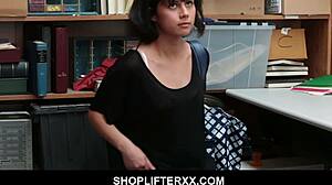 La giovane Penelope Reeds gestisce un enorme asta dopo aver rubato in negozio