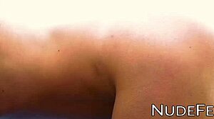 Красивая женщина с натуральными грудями дразнит в эротическом видео у бассейна