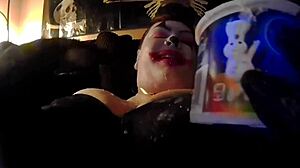 Molliger Clown genießt wilden Sex mit kurvigem Partner