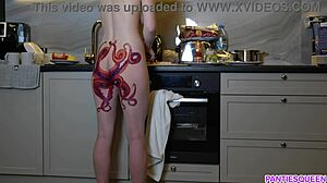 Milf met octopus tattoo op kont koks en plaagt