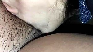 Lesbian berbulu menikmati menjilat vaginanya di alam terbuka