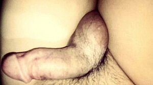 Pasangan Asia yang lucu mengeksplorasi 3some dengan payudara kecil yang seksi