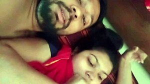 Nygift indisk par deler romantiske øyeblikk i hardcore video
