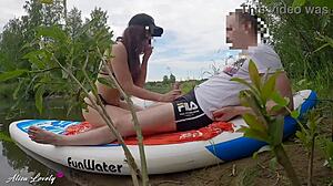 La aventura al aire libre de las parejas amateur se convierte en una sesión de sexo salvaje en el río