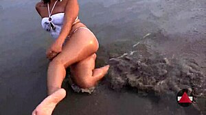 רטוב ופרוע: הרפתקת פטיש רגליים על החוף