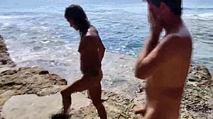 Аматьорски двойки правят секс на открито на плажа, заснети на камера