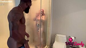 Loree Love e Ace Bigs fanno sesso intimo in un bagno del trailer