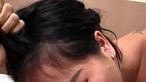 Ázsiai csaj krémes szopást ad ebben a retro videóban