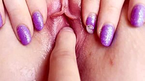 Degetarea amatoare a pizdei duce la orgasm intens