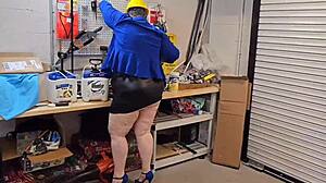 MILF con un culo enorme viene sorpresa a mostrare al lavoro in un abbigliamento inappropriato