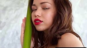 Kit Rysha, en lille filippinsk skønhed, viser sine hårløse aktiver frem, mens hun poserer med et massivt blad