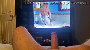 Masturbácia na horúcom porno videu s obrovským kohútom
